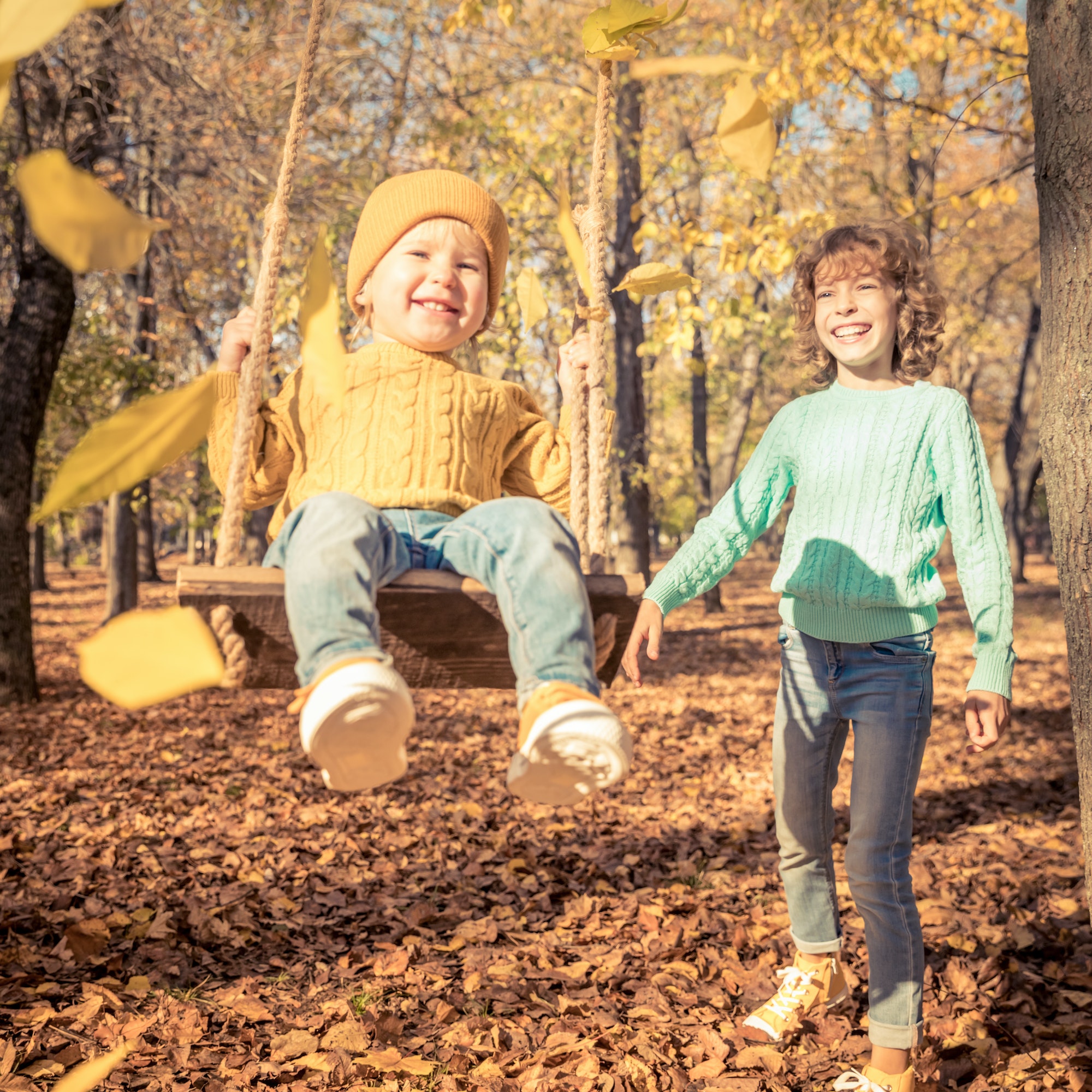 Happy children having fun outdoor in autumn park. El Olivo Nature & Life Esplais en la naturaleza para niños en Alicante.