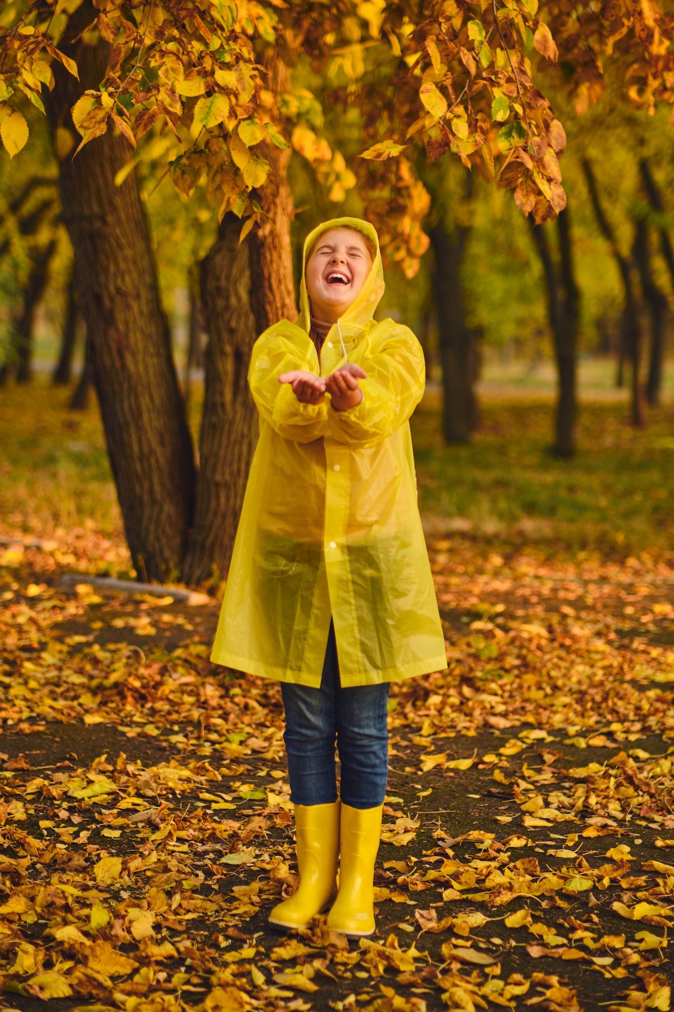 kid playing on the nature outdoors in autumn rain. El Olivo Nature & Life Esplais en la naturaleza para niños en Finestrat, Alicante.