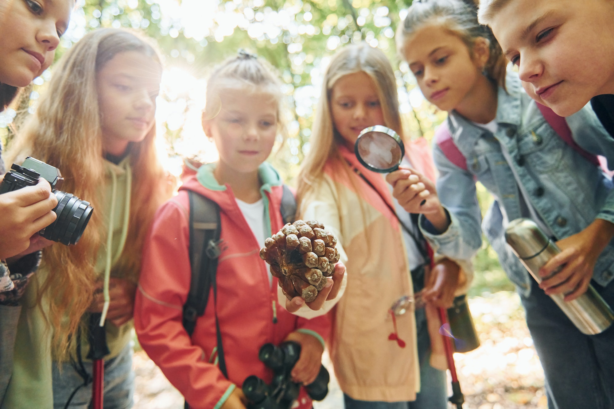 Standing together. Kids in green forest at summer daytime together. El Olivo Nature & Life Actividades extraescolares en la naturaleza para niños en Finestrat, Alicante